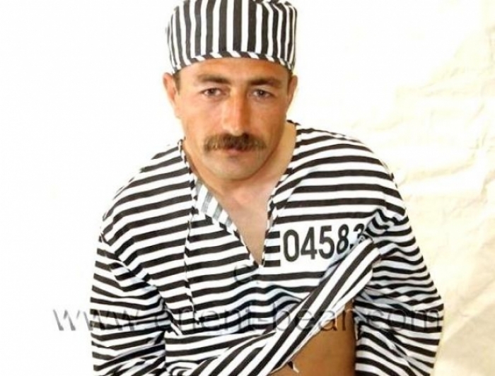 Emin - a half Naked Turkish Prisoner with a nice Amount of Cum. (id1569)