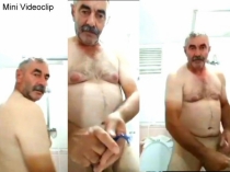 Mini Videoclip - a Older **** Turkish Man shaves his **** and then jerks off in the Living Room. (id1614)