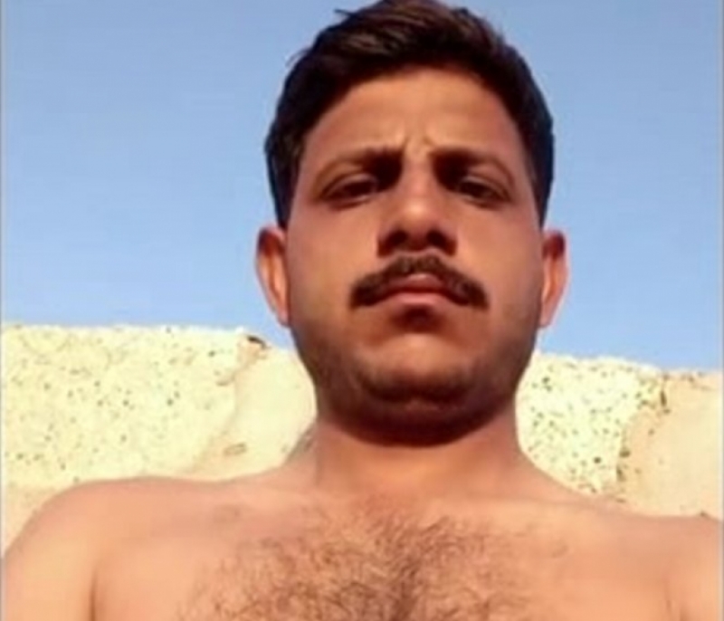 Hamad - a young Naked Iraqi Farmer who jerks 