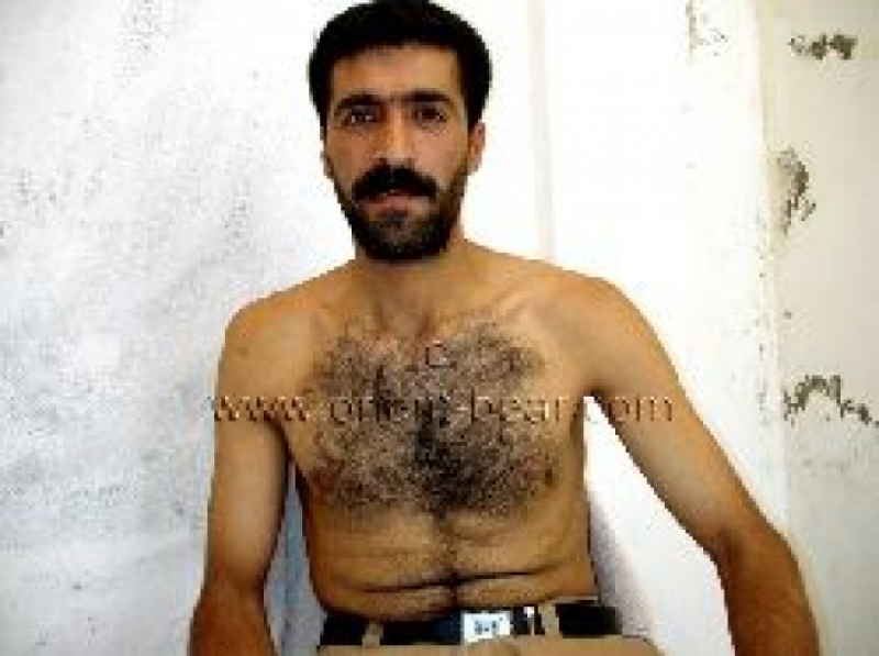 Yurt - a very Hairy Kurdish Man with a perfect Body who jerks naked in the Garage. (id368)
